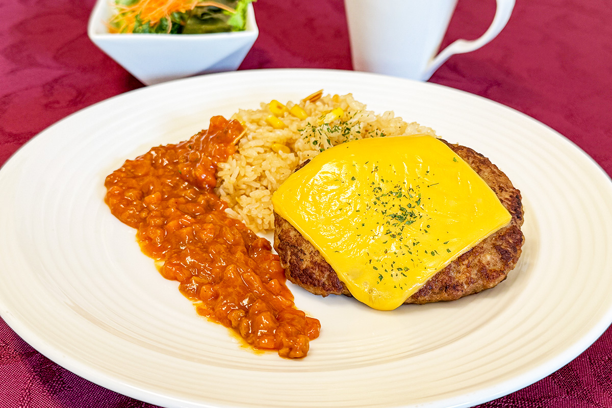 ガーリックピラフ
チーズハンバーグ添え(サラダ・スープ付))