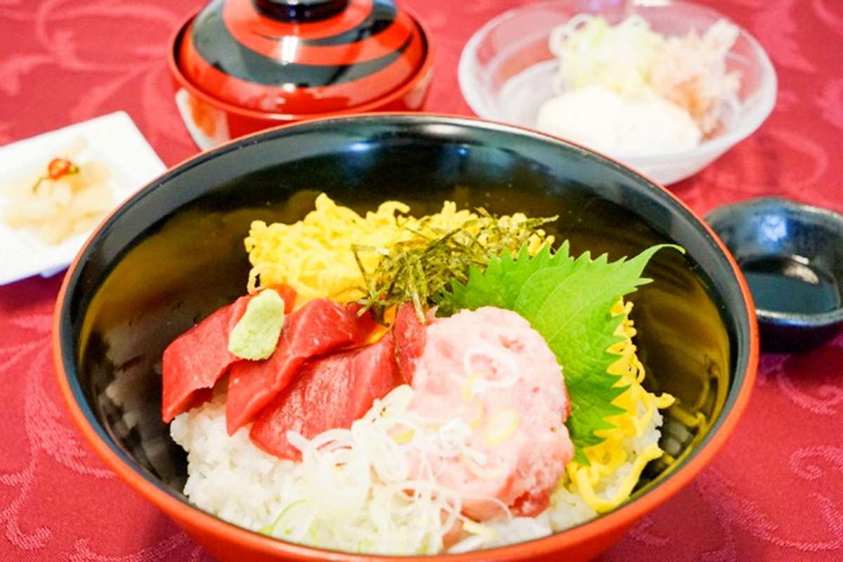 鮪の二色丼（小鉢・漬物・味噌汁付）